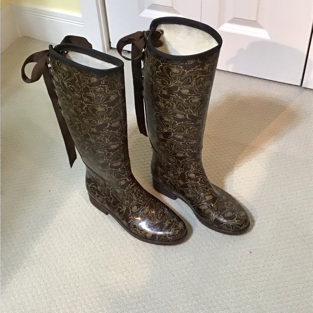 Great DAVI PVC rain boots.
